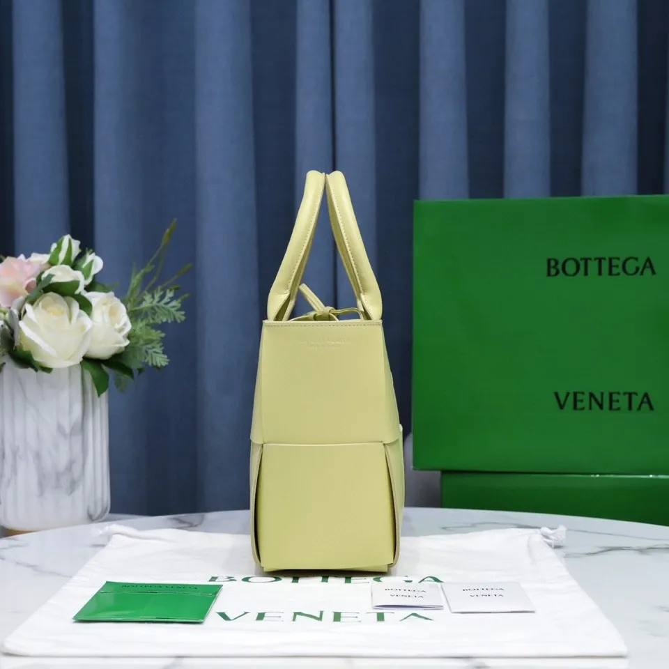 Batch 1760 medium arco, BottegaVeneta# official website latest sheepskin with inner sheepskin SLIP tote handbag, and the logo has been changed to the side panel😍The oversized woven design really makes it a huge gap from ordinary tote bags🔗🔗Different color combinations inside and outside ⛓Daniel Lee leads the brand's DNA to continue to evolve with fresh inspiration🧬🧬showing a balanced style of luxury and reality👉: 30*20*12 Model: 9893#